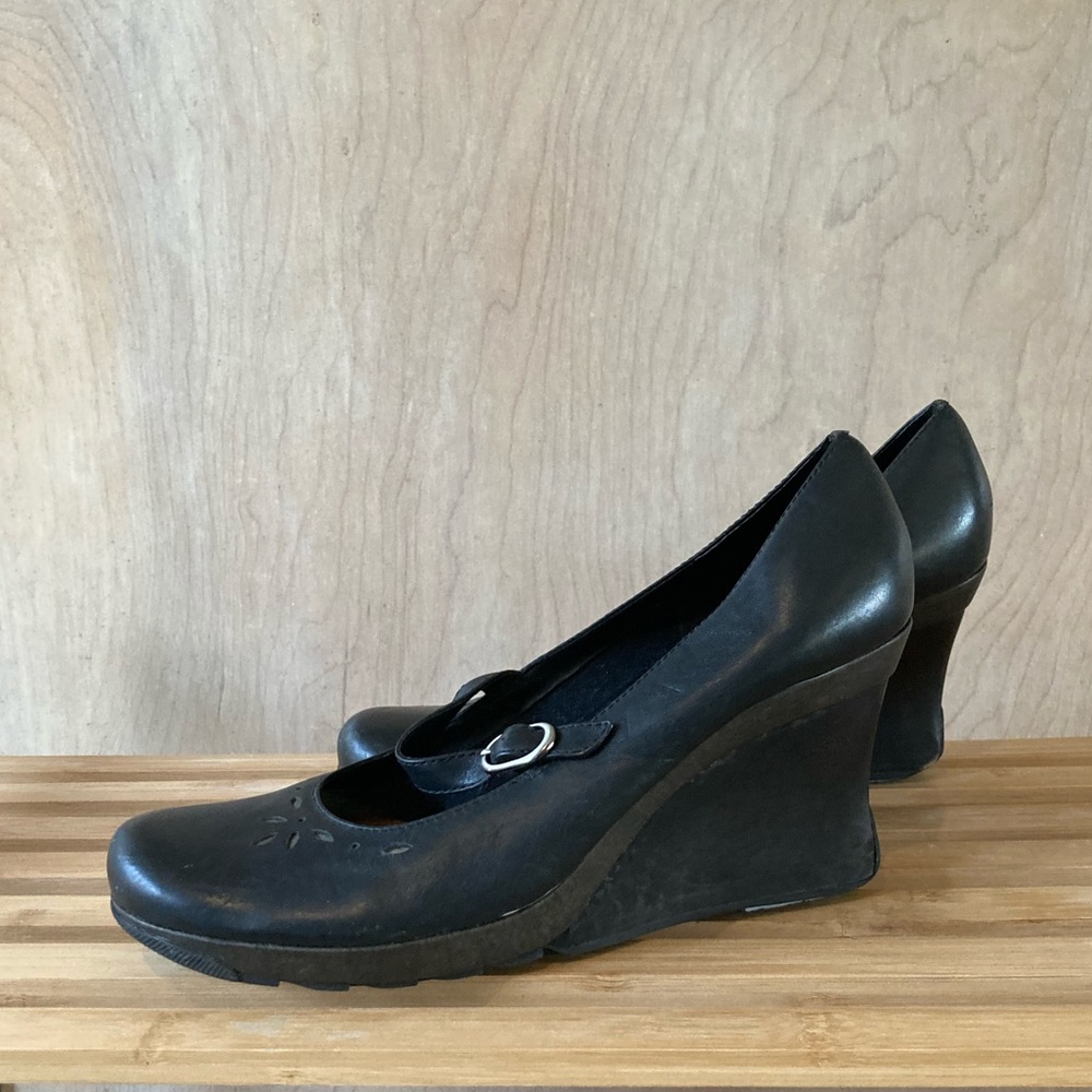 Reaction Kenneth Cole Wedges